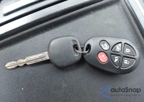 2017 Toyota Sienna Le 8 Passenger z USA, uszkodzony, nr VIN 5TDKZ3DC5HS826355